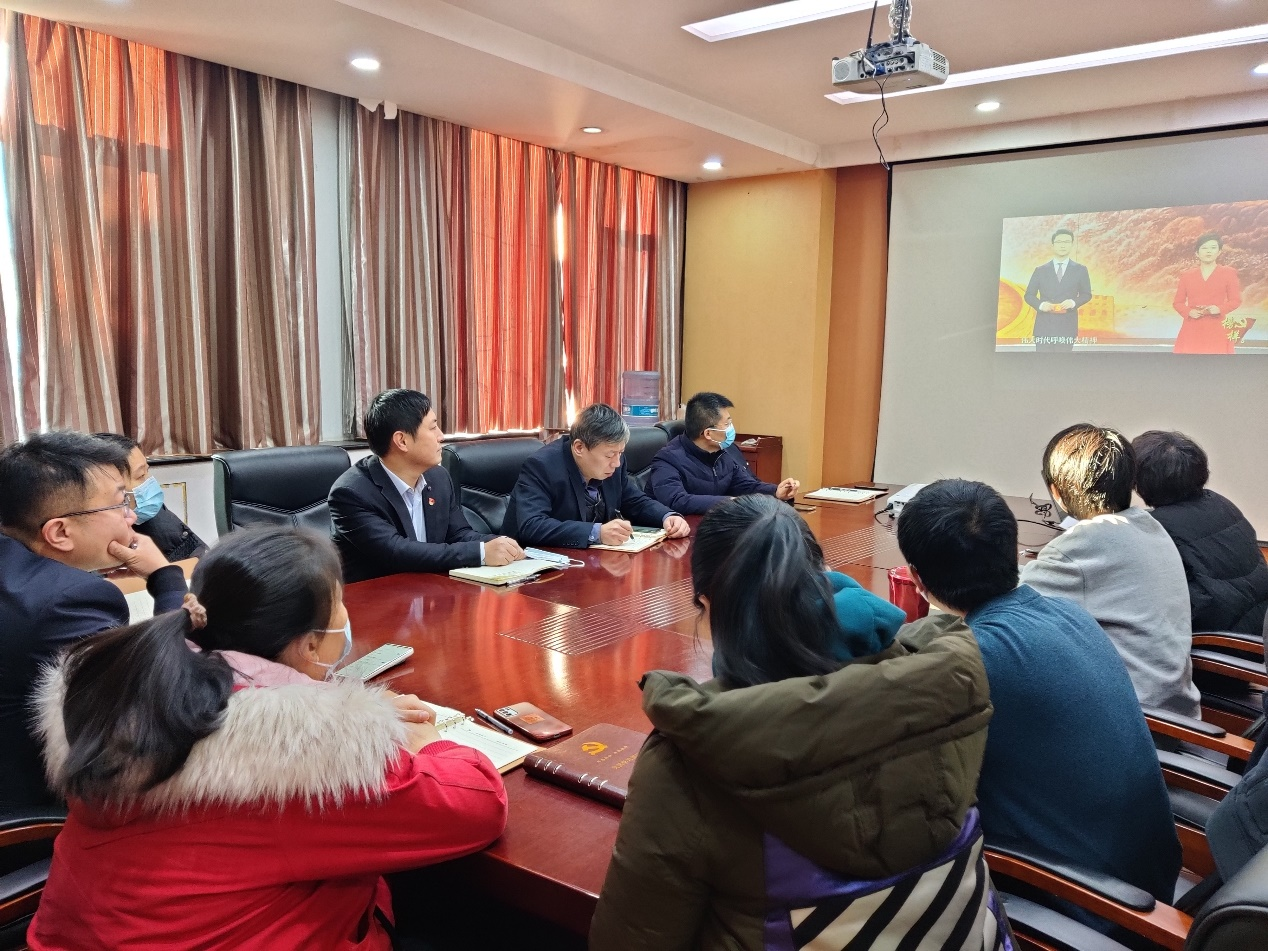 做榜样的“追光者”|乡村发展党支部组织全體(tǐ)党员观看《榜样8》栏目